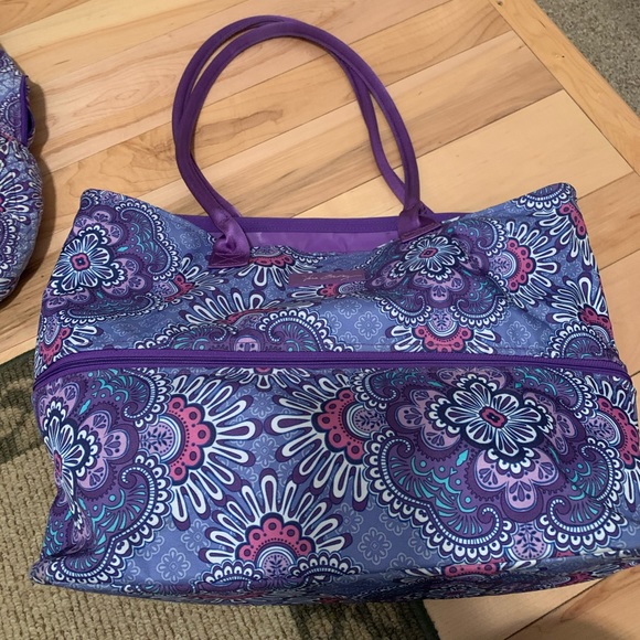 Vera Bradley Handbags - Vera Bradley Expandable Tote!